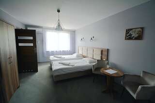 Отель Hotel Awis Кутно Двухместный номер Делюкс с 1 кроватью (для 1 взрослого и 2 детей)-1